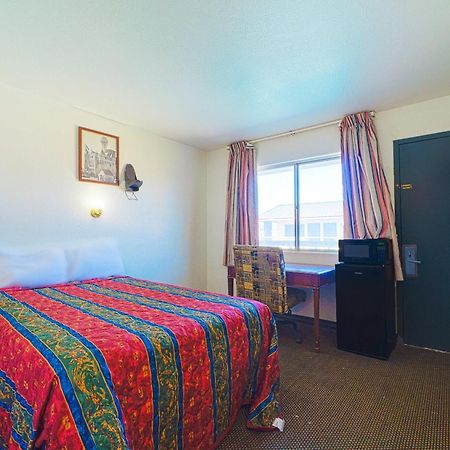 Castle Inn & Suites By Oyo Chickasha Bagian luar foto