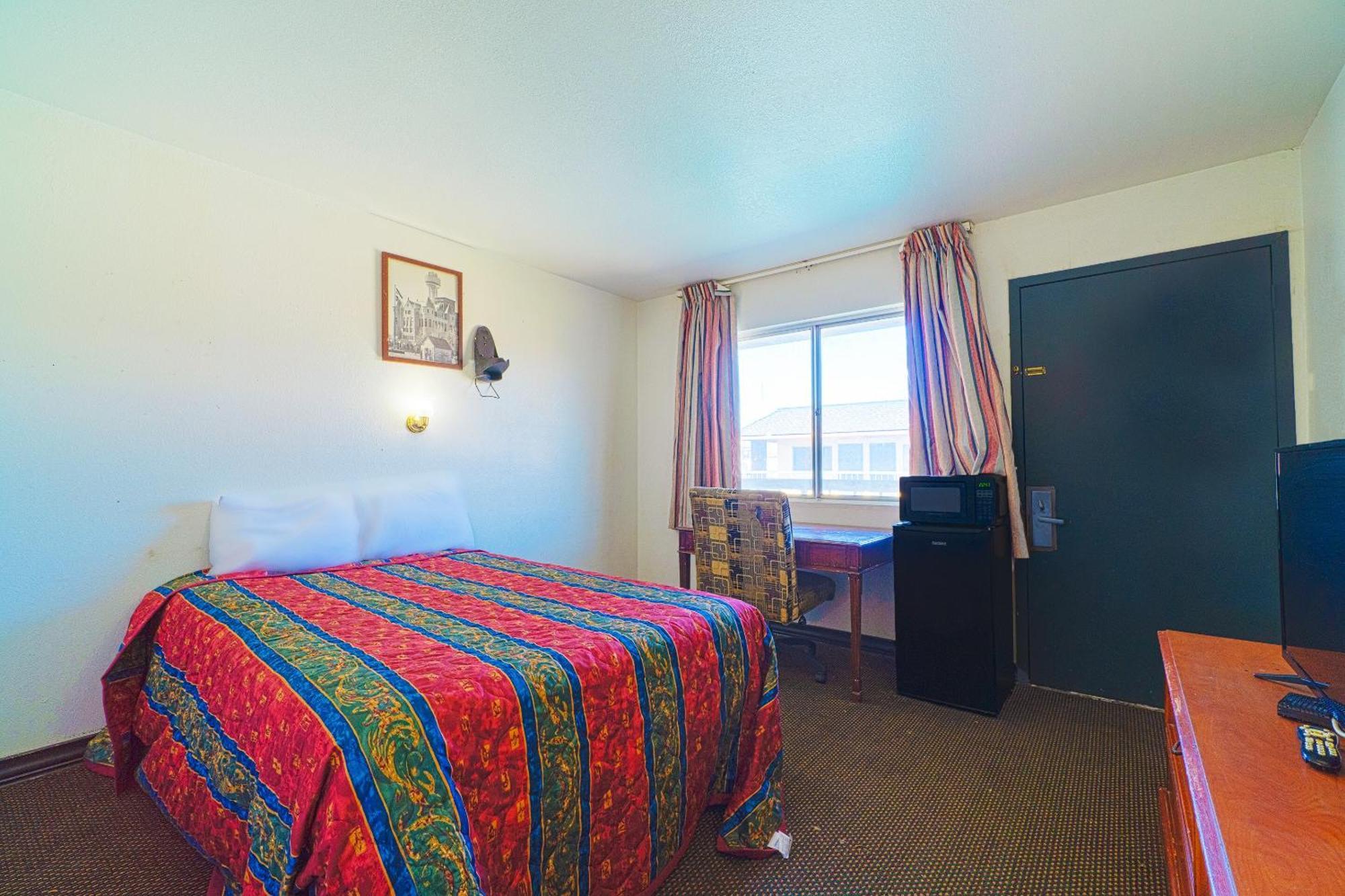 Castle Inn & Suites By Oyo Chickasha Bagian luar foto