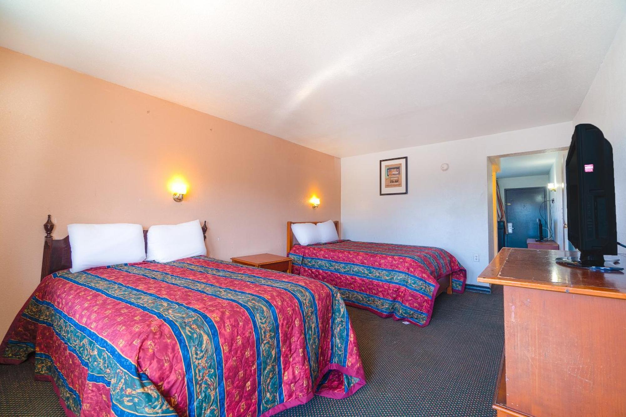 Castle Inn & Suites By Oyo Chickasha Bagian luar foto