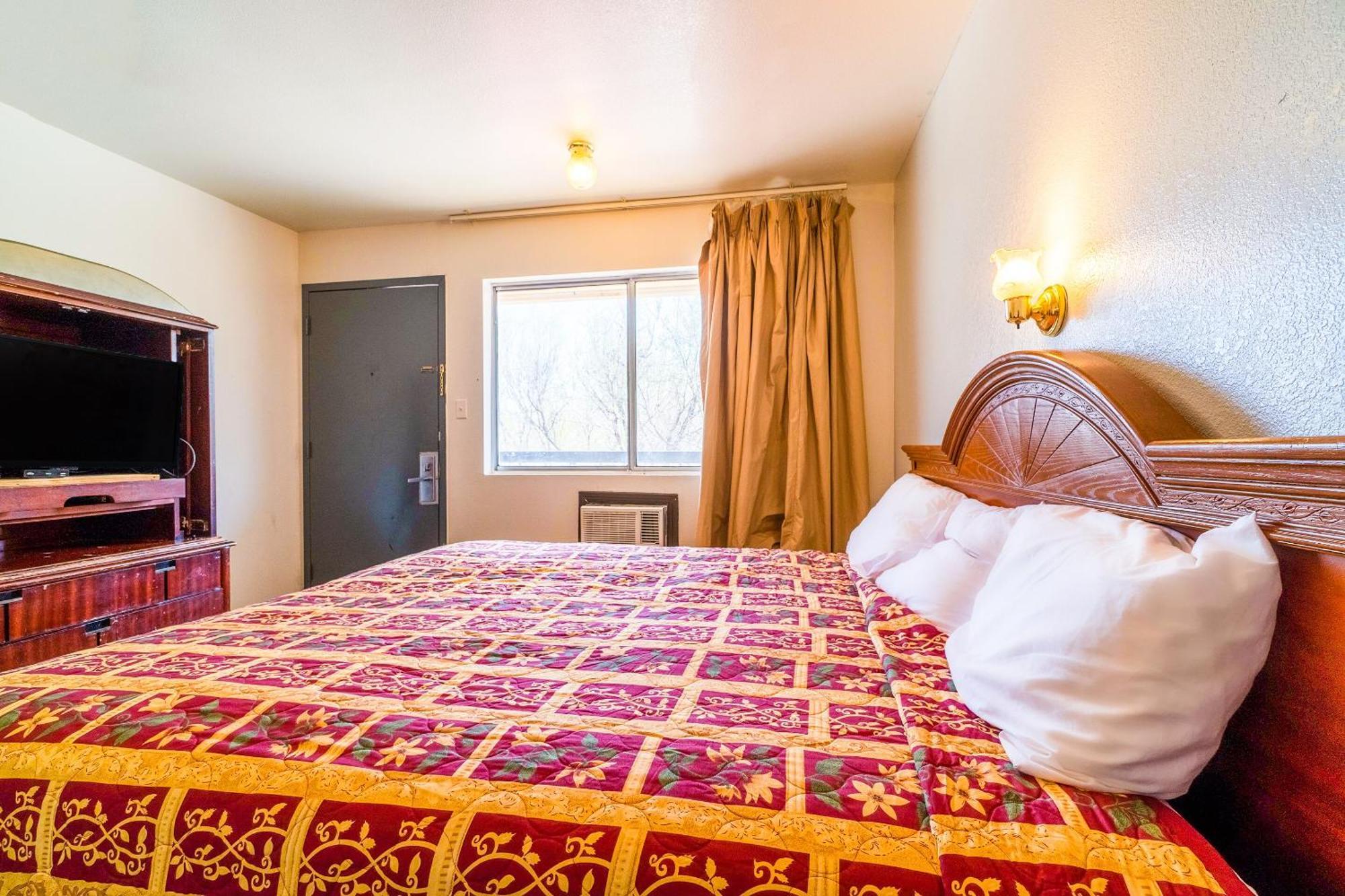 Castle Inn & Suites By Oyo Chickasha Bagian luar foto
