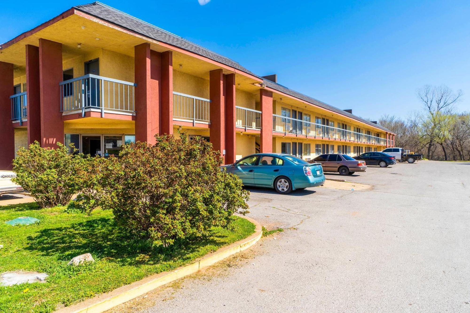 Castle Inn & Suites By Oyo Chickasha Bagian luar foto