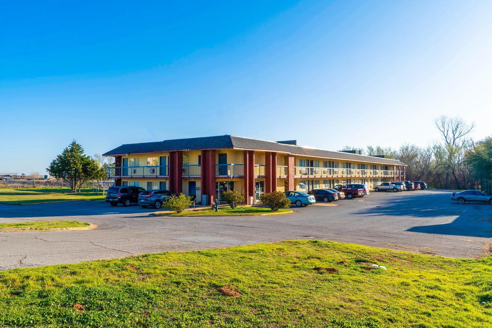 Castle Inn & Suites By Oyo Chickasha Bagian luar foto