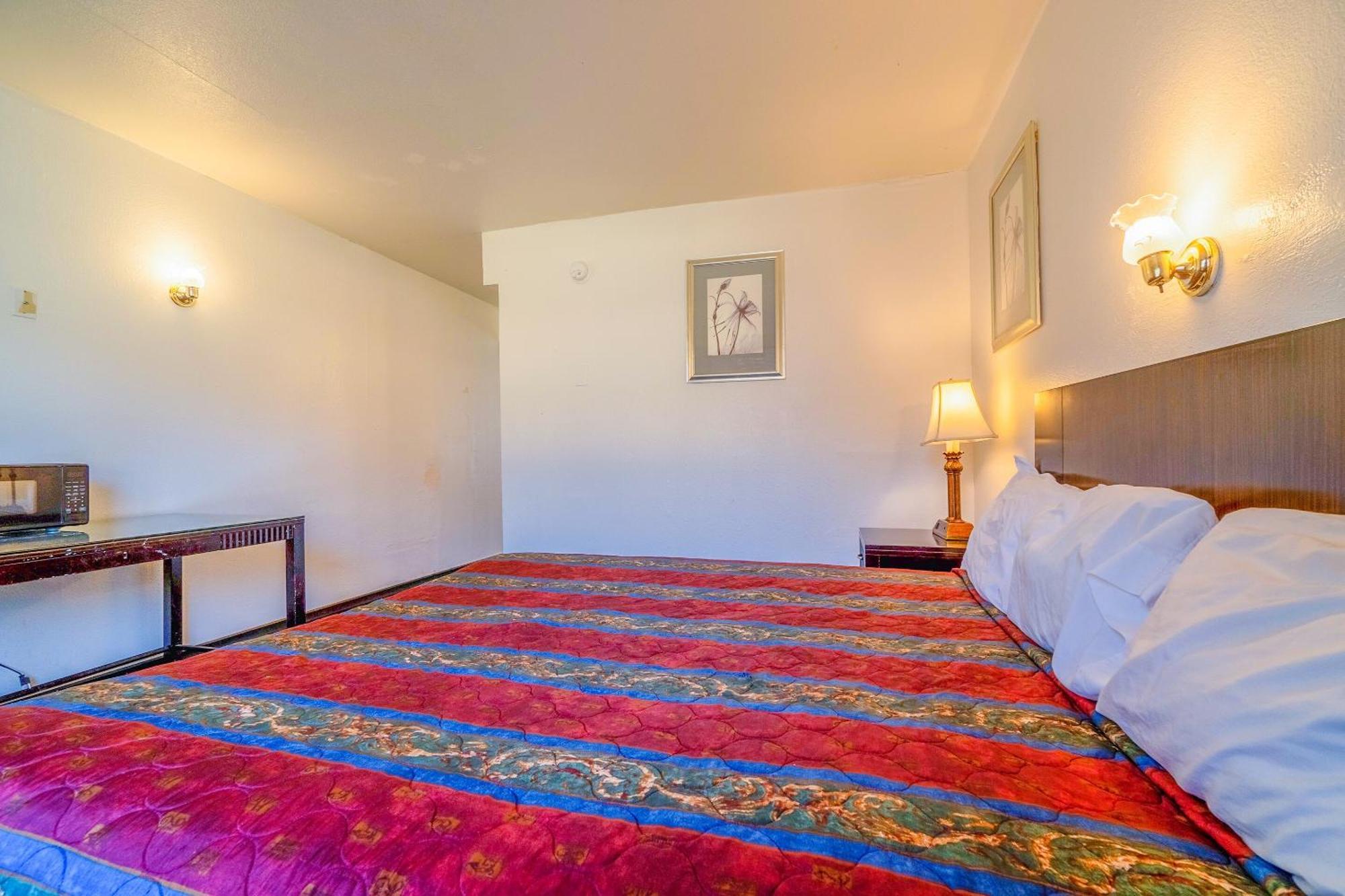 Castle Inn & Suites By Oyo Chickasha Bagian luar foto