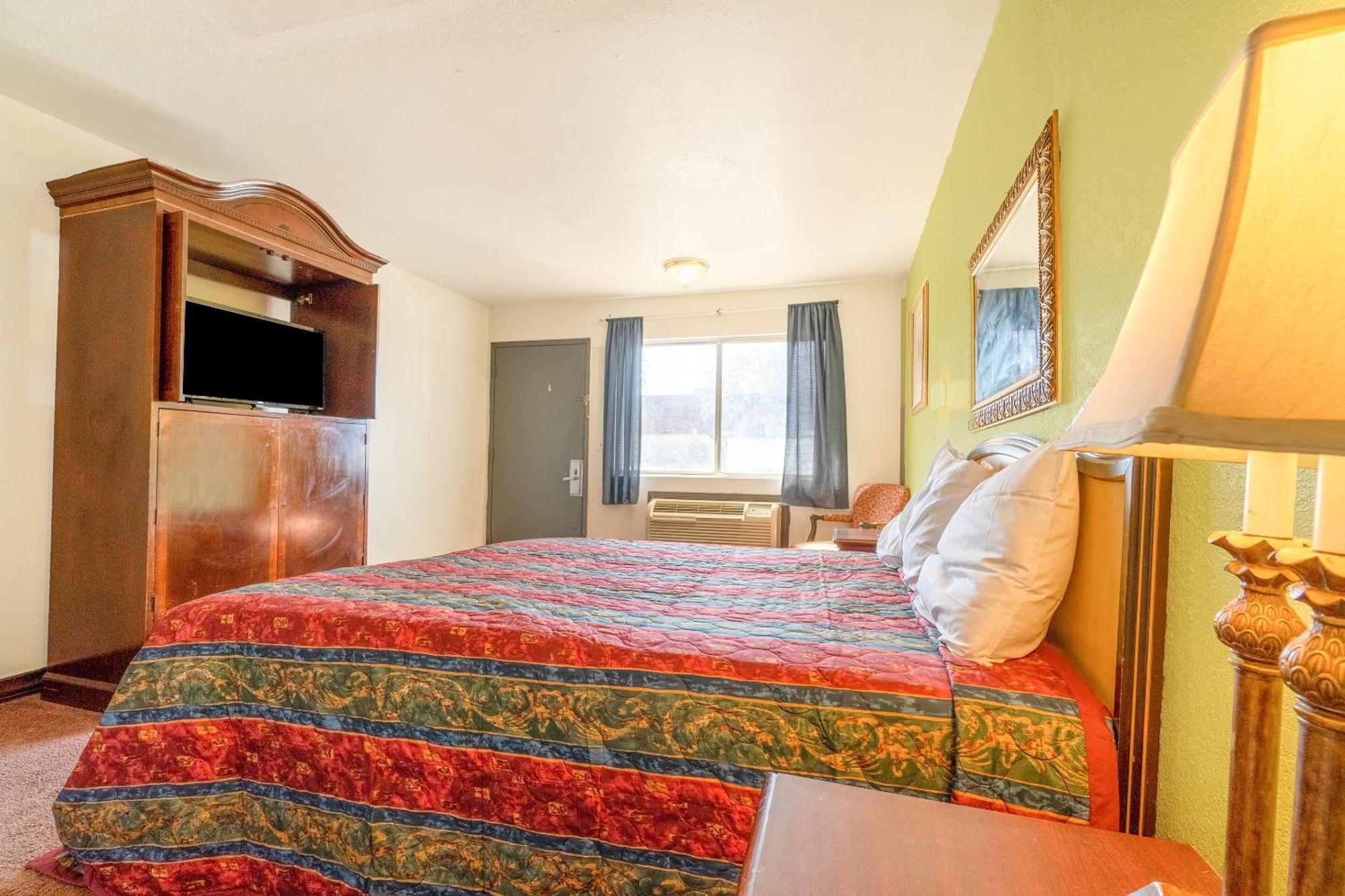 Castle Inn & Suites By Oyo Chickasha Bagian luar foto
