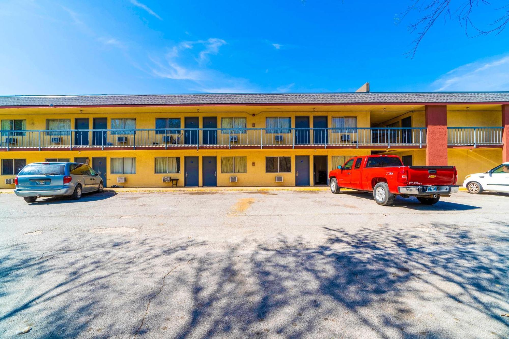 Castle Inn & Suites By Oyo Chickasha Bagian luar foto
