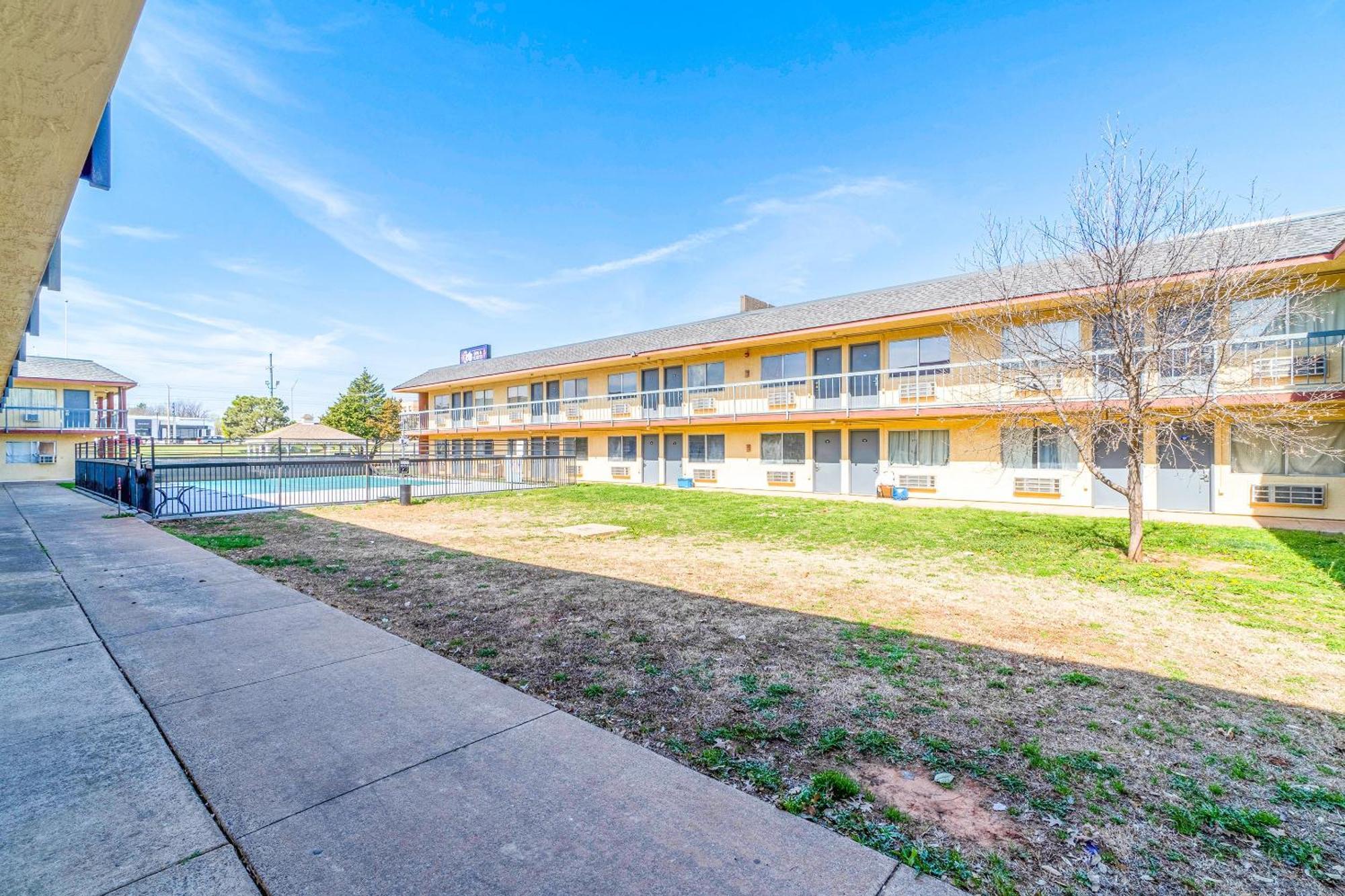 Castle Inn & Suites By Oyo Chickasha Bagian luar foto