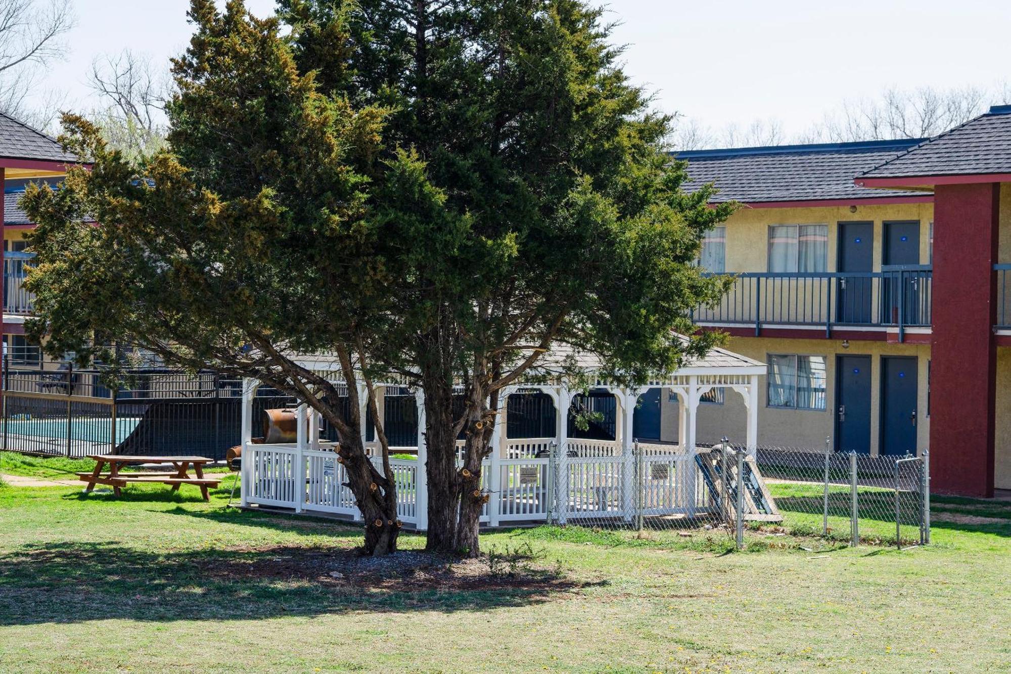 Castle Inn & Suites By Oyo Chickasha Bagian luar foto