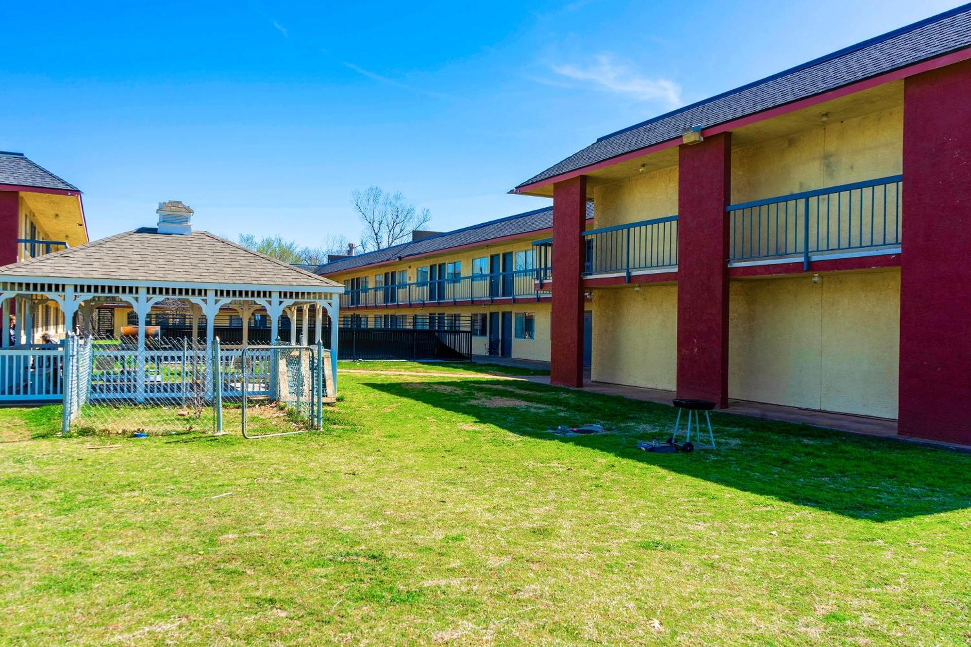 Castle Inn & Suites By Oyo Chickasha Bagian luar foto