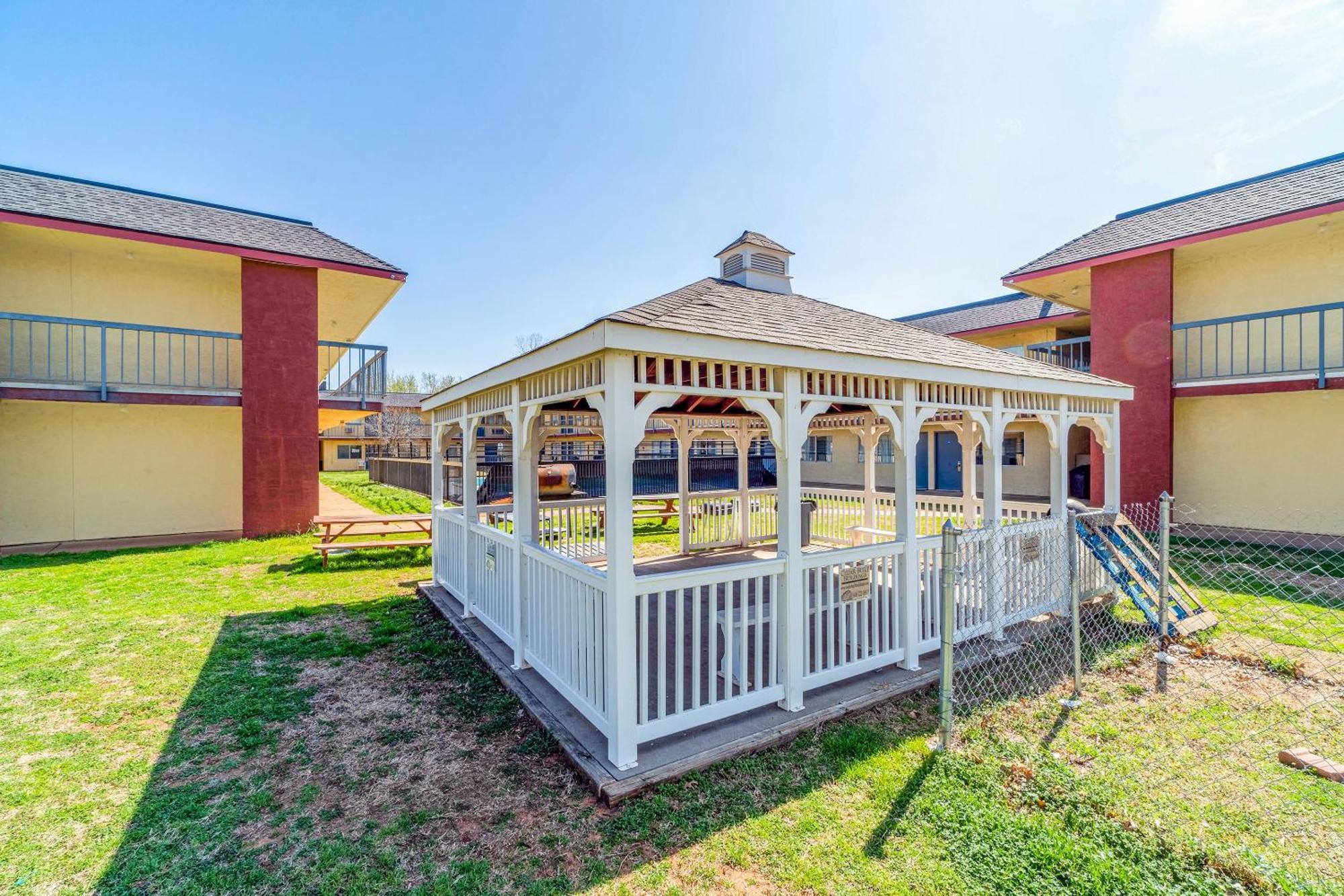Castle Inn & Suites By Oyo Chickasha Bagian luar foto