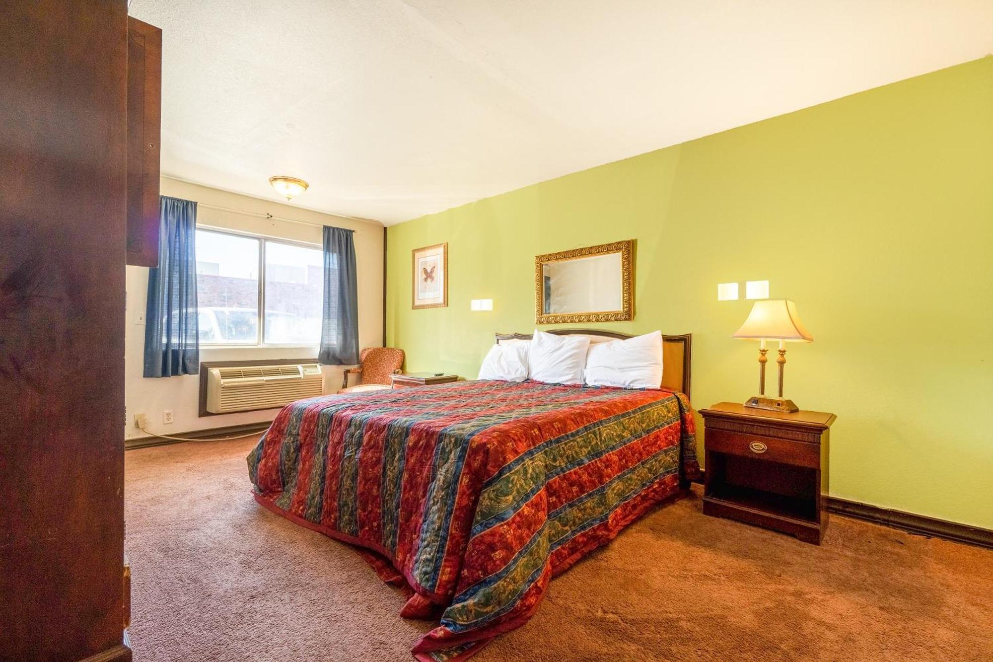 Castle Inn & Suites By Oyo Chickasha Bagian luar foto