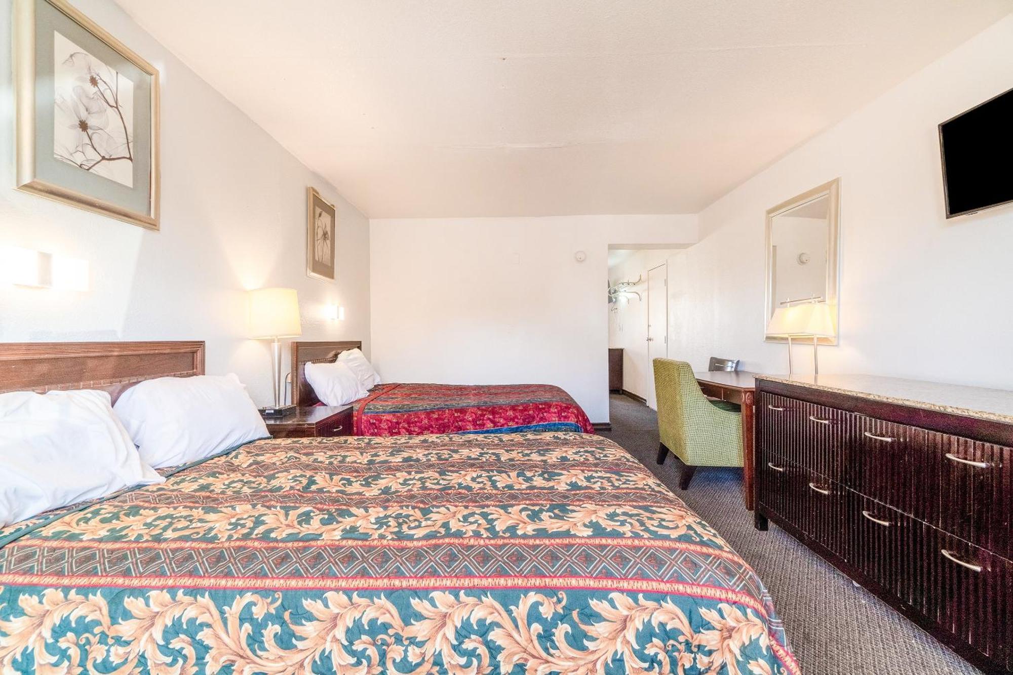 Castle Inn & Suites By Oyo Chickasha Bagian luar foto