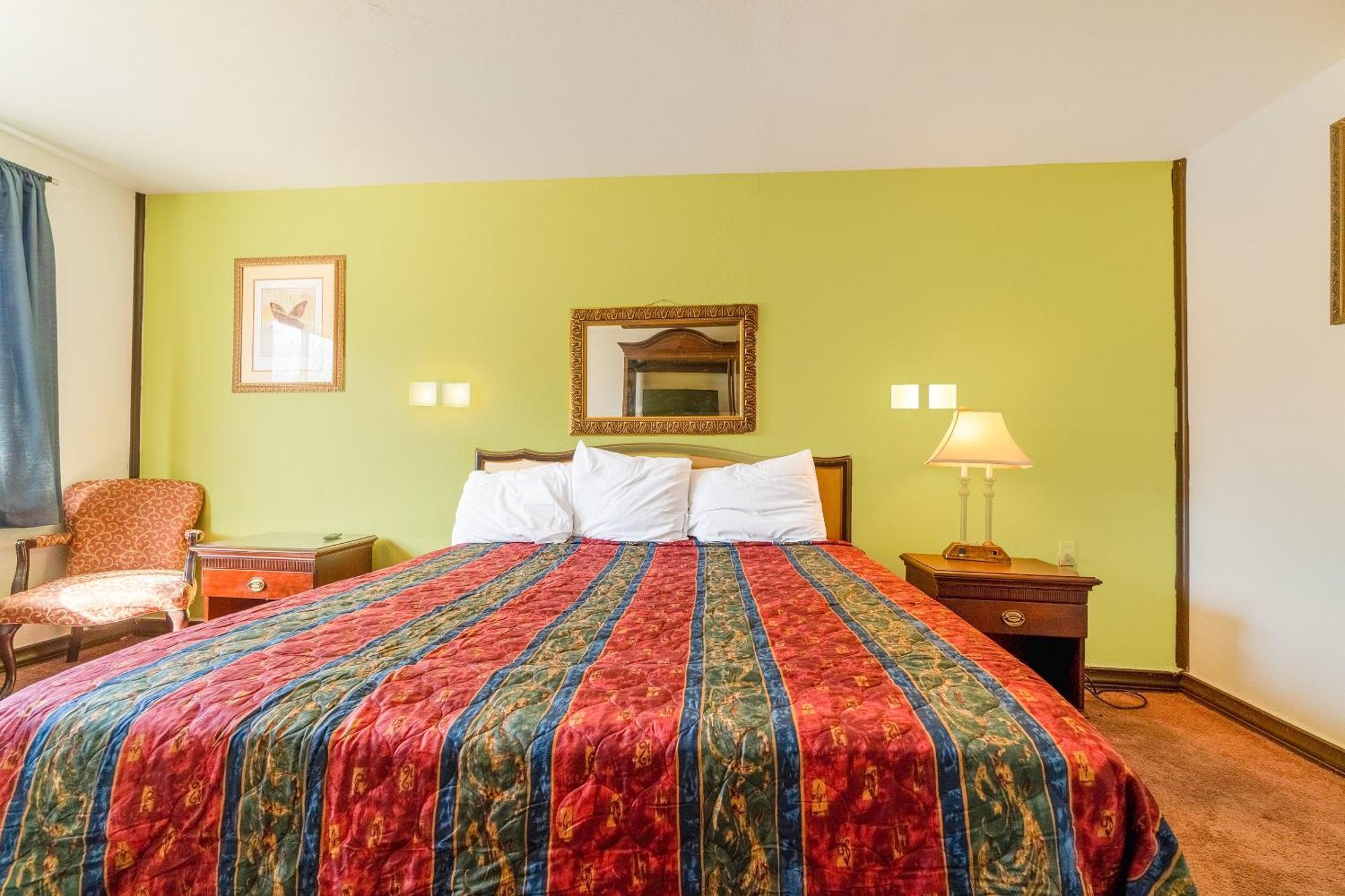 Castle Inn & Suites By Oyo Chickasha Bagian luar foto