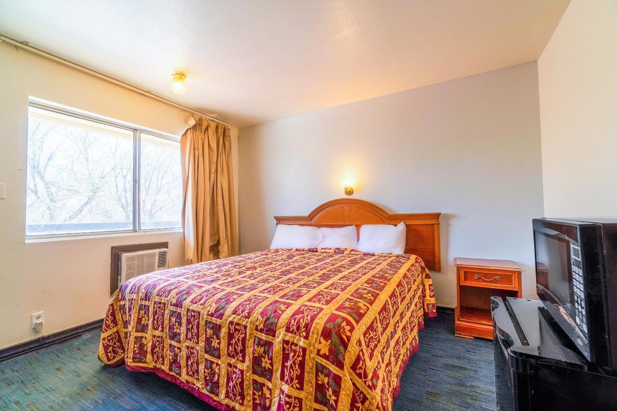 Castle Inn & Suites By Oyo Chickasha Bagian luar foto