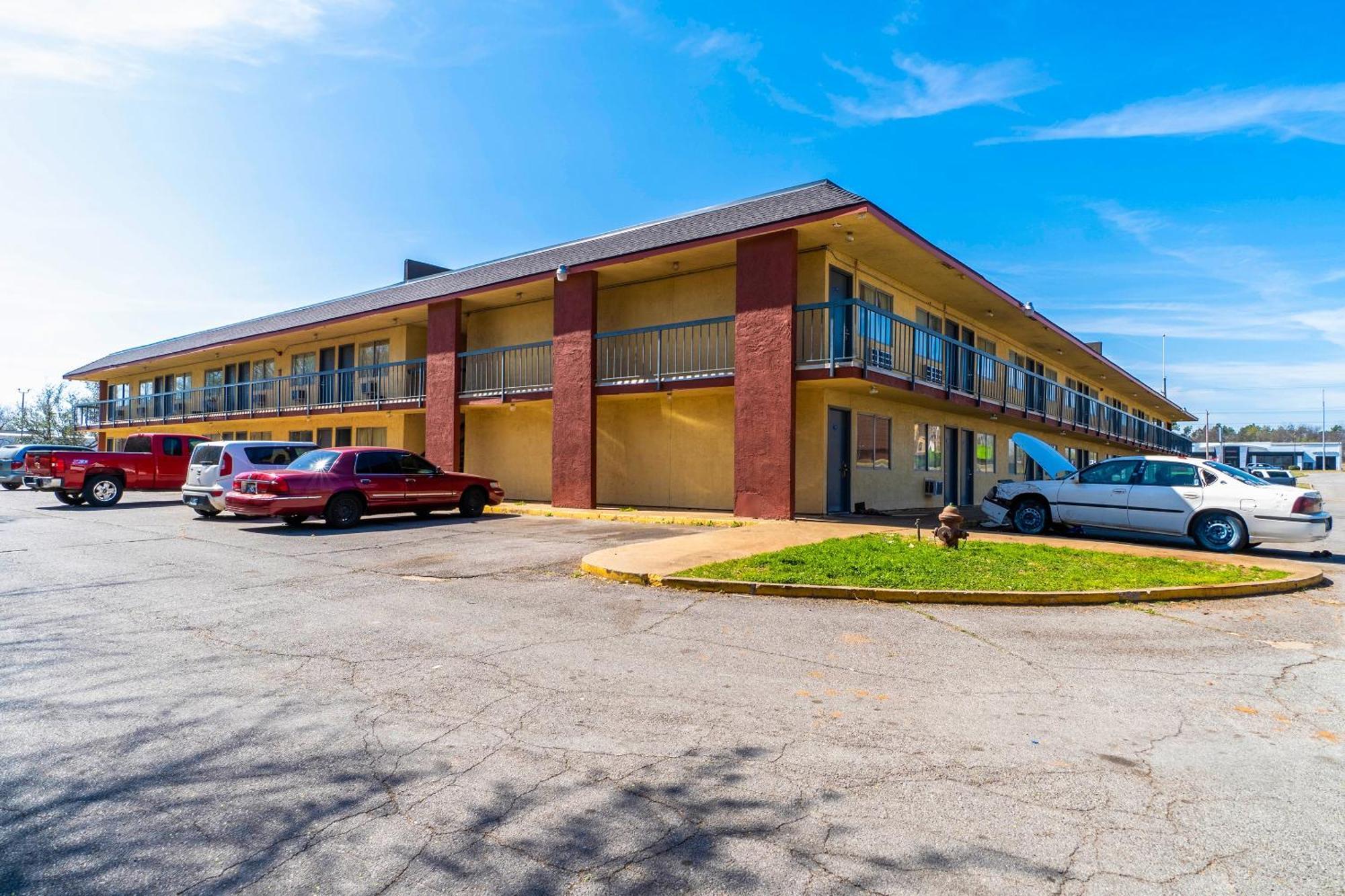 Castle Inn & Suites By Oyo Chickasha Bagian luar foto