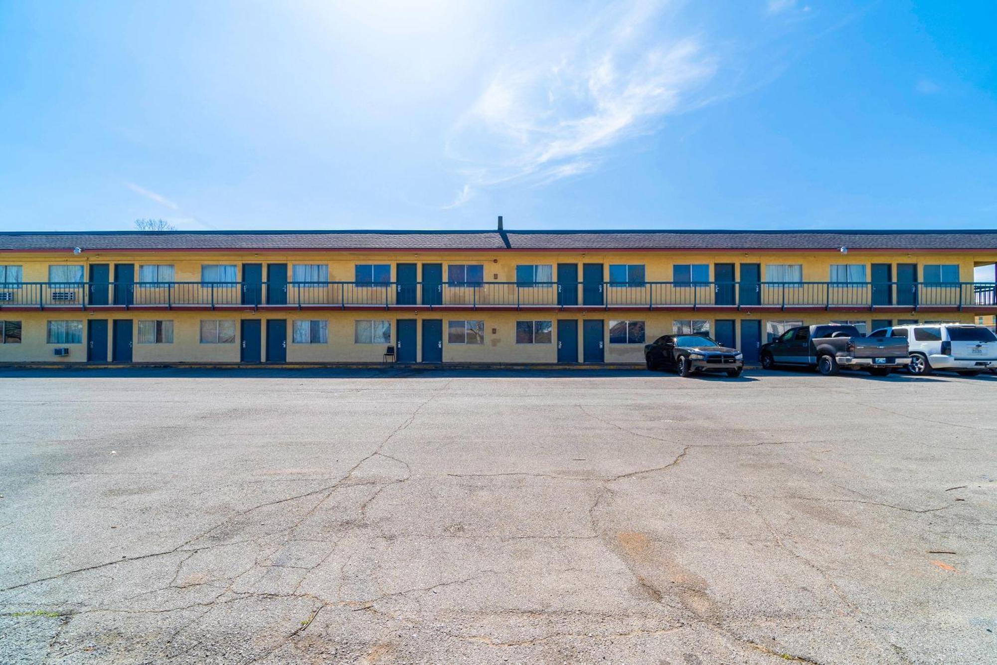 Castle Inn & Suites By Oyo Chickasha Bagian luar foto