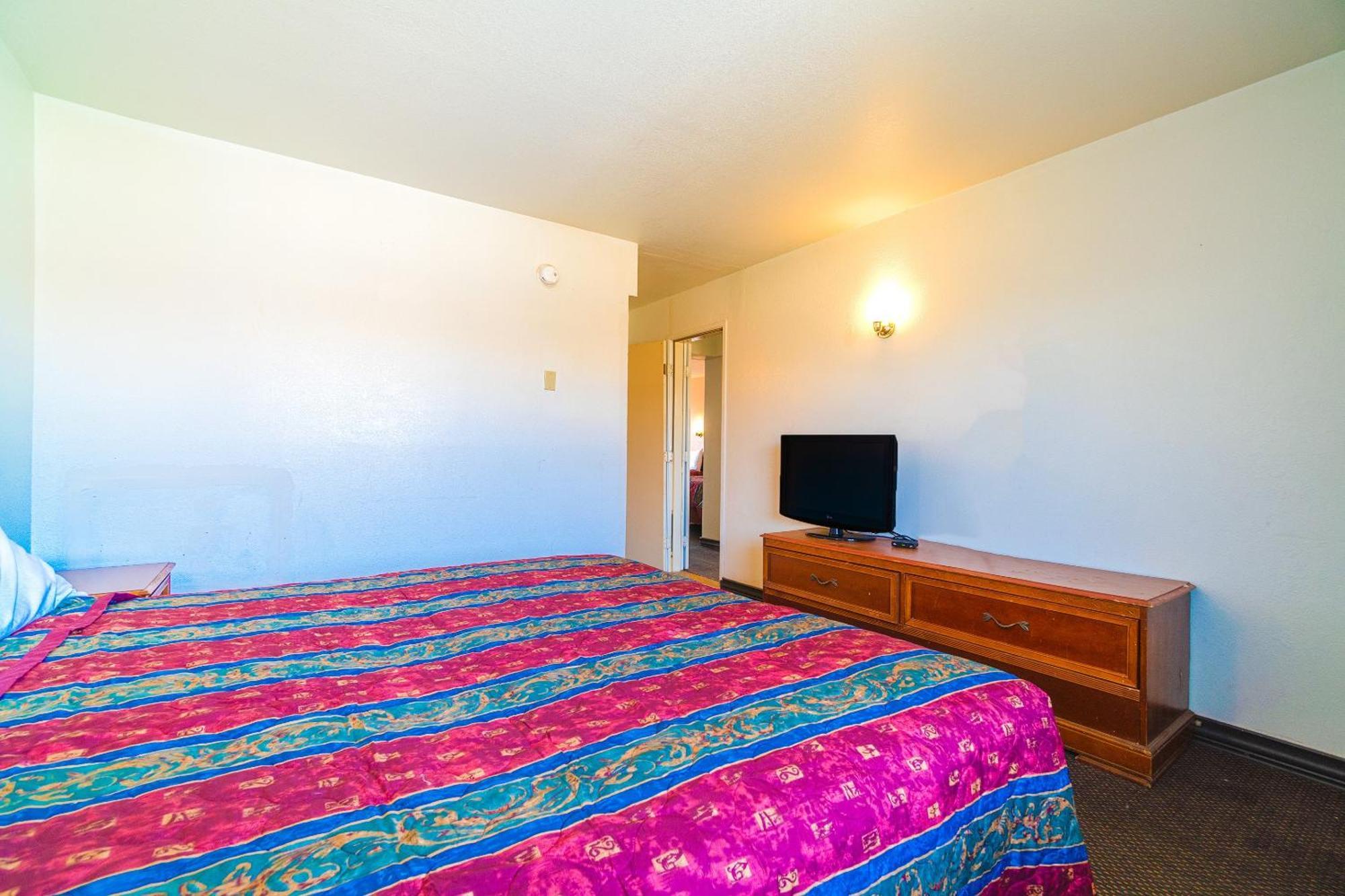 Castle Inn & Suites By Oyo Chickasha Bagian luar foto