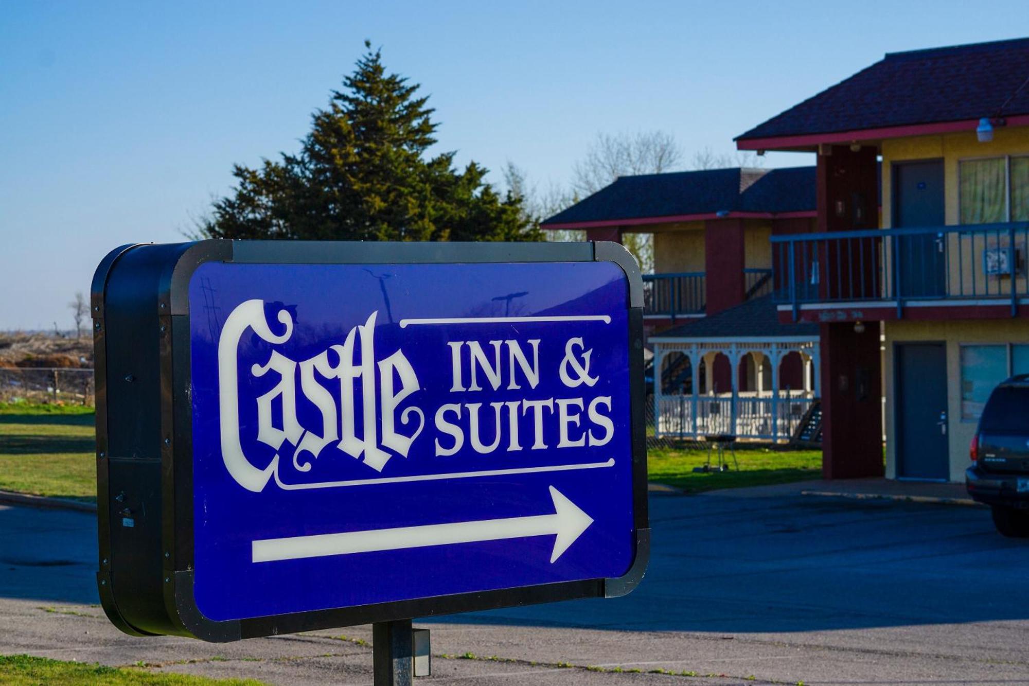 Castle Inn & Suites By Oyo Chickasha Bagian luar foto