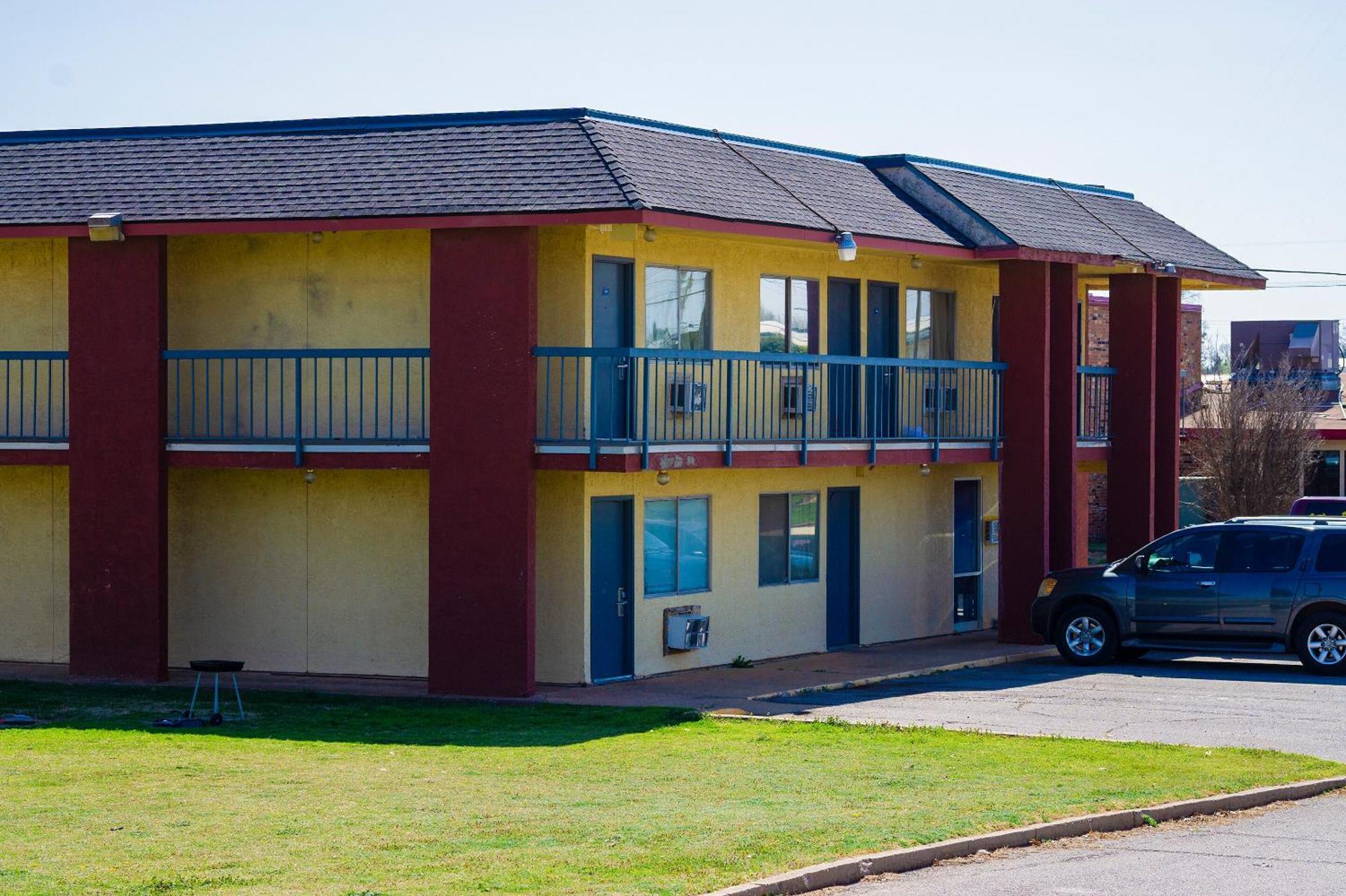 Castle Inn & Suites By Oyo Chickasha Bagian luar foto