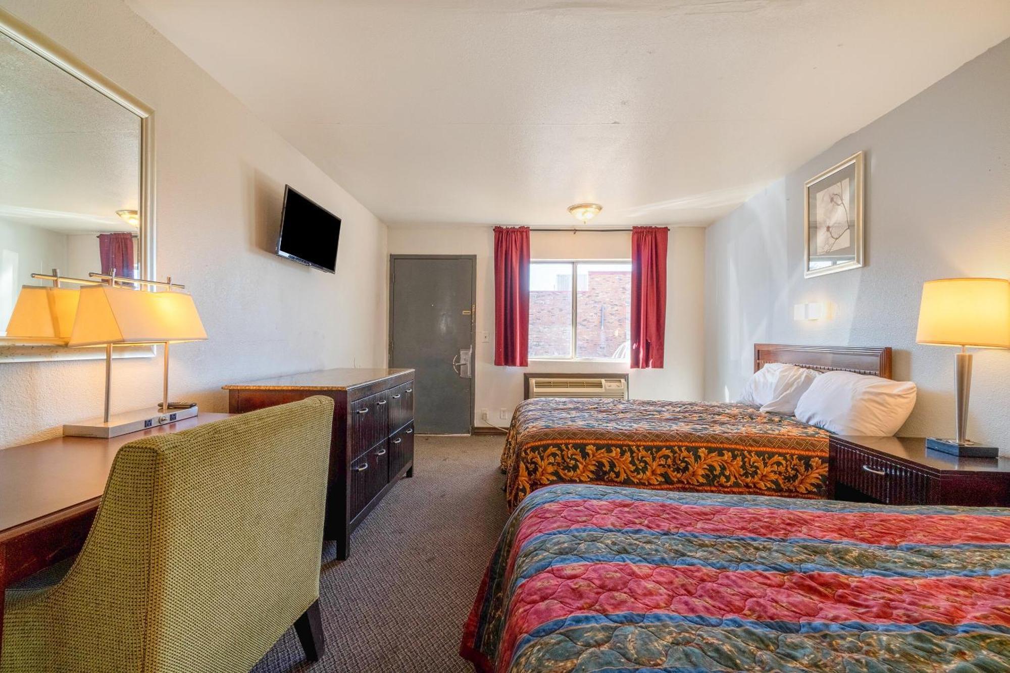 Castle Inn & Suites By Oyo Chickasha Bagian luar foto