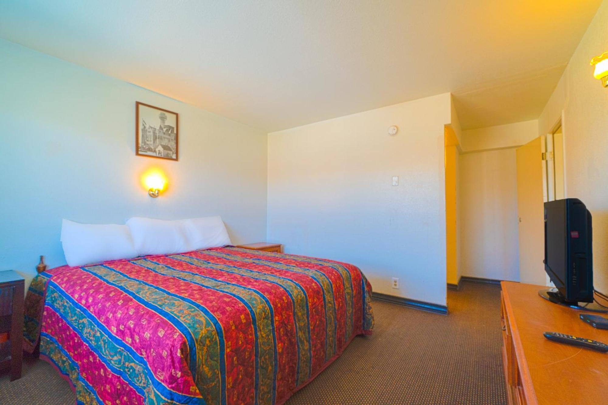 Castle Inn & Suites By Oyo Chickasha Bagian luar foto