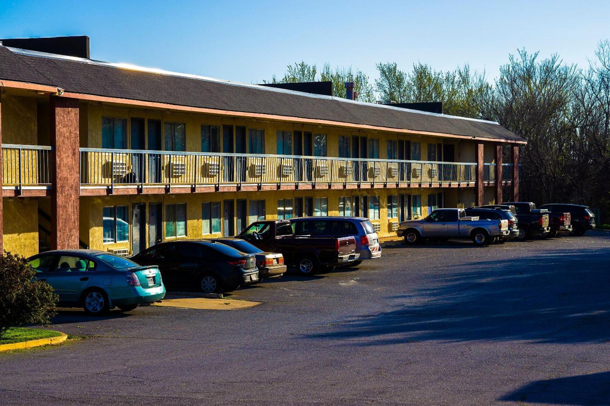 Castle Inn & Suites By Oyo Chickasha Bagian luar foto