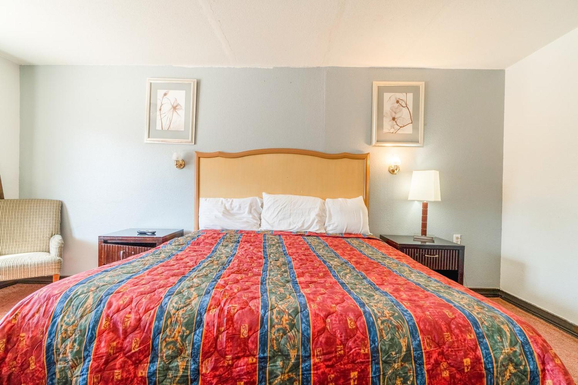 Castle Inn & Suites By Oyo Chickasha Bagian luar foto