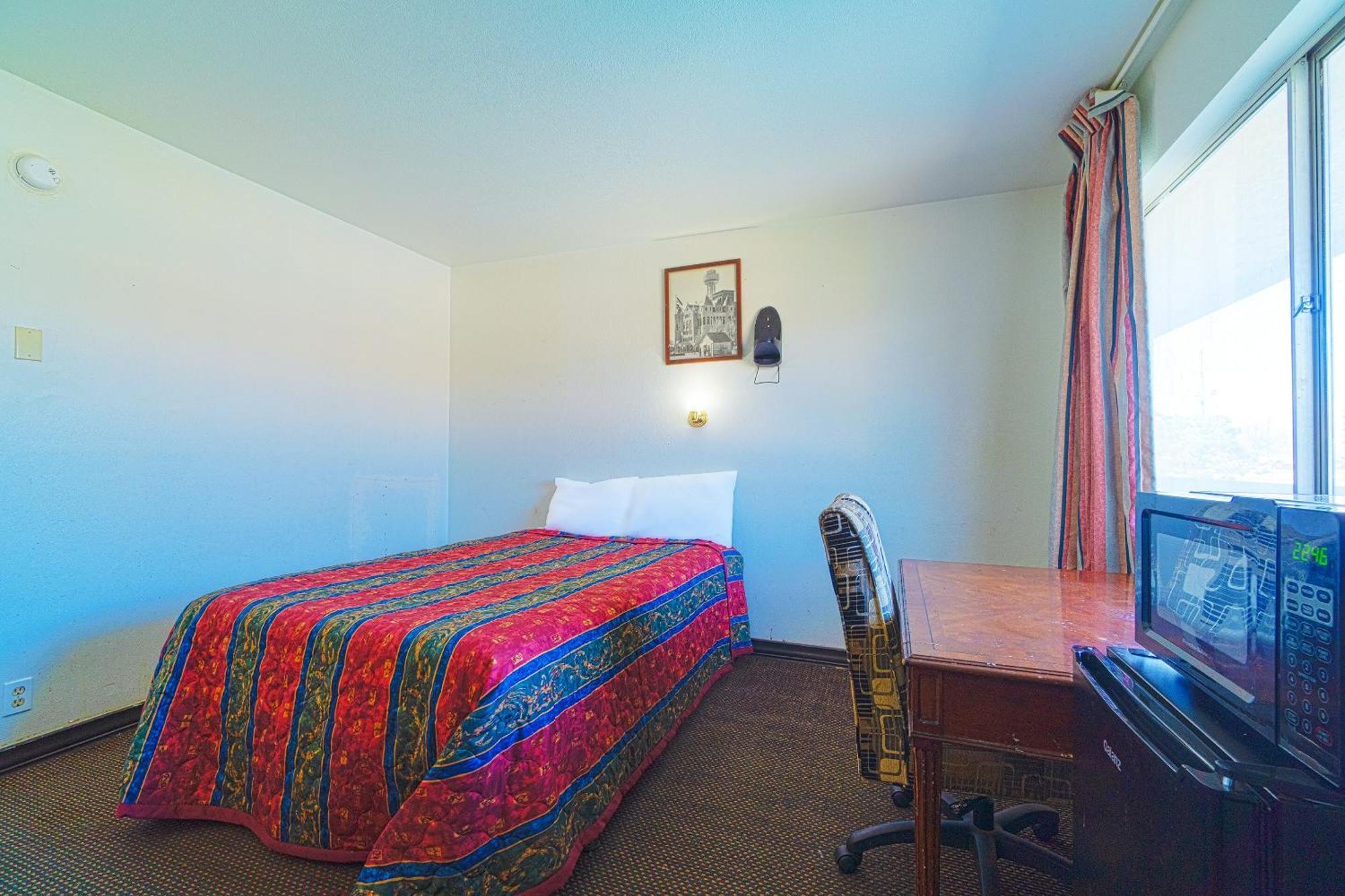 Castle Inn & Suites By Oyo Chickasha Bagian luar foto