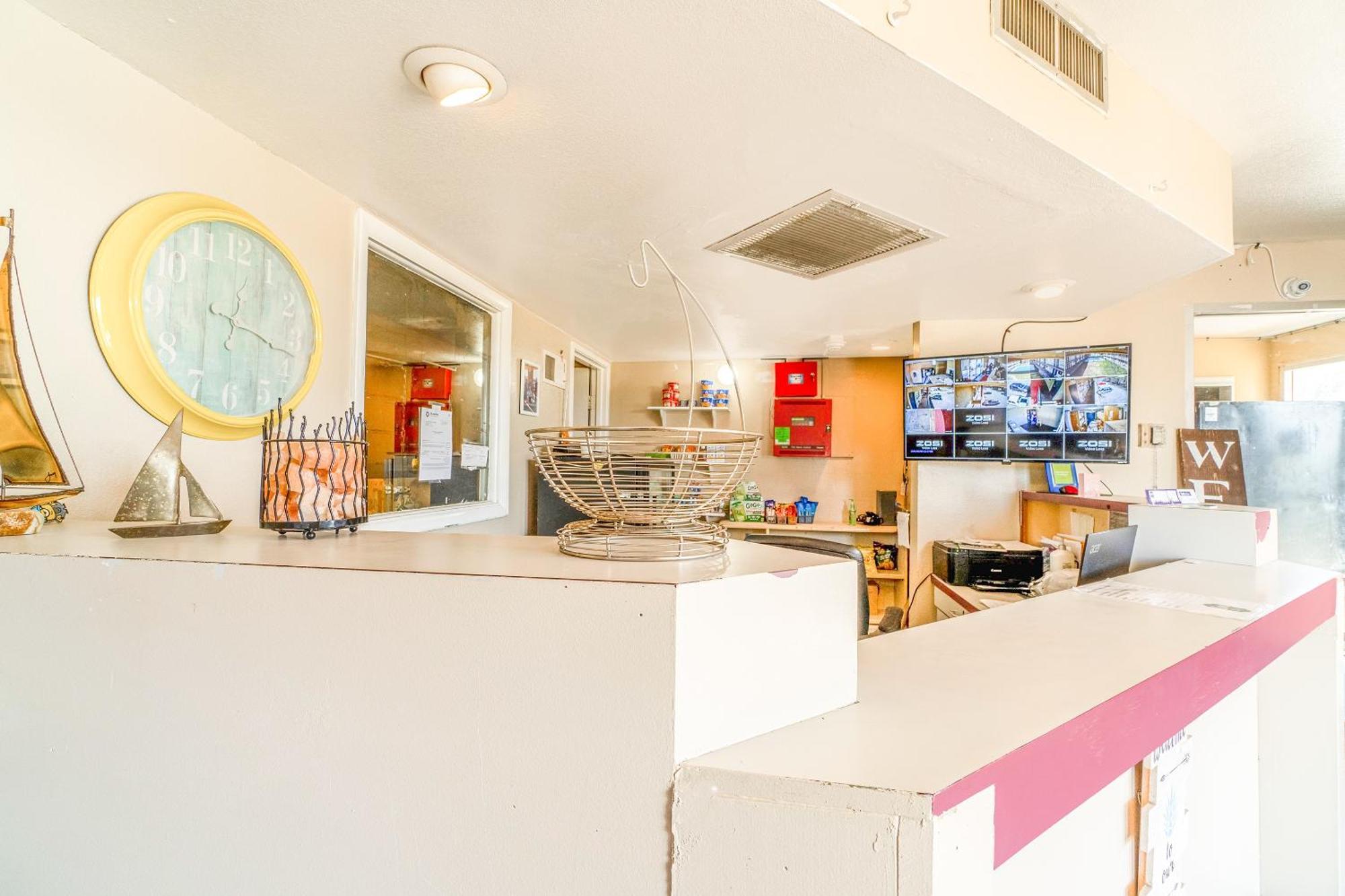 Castle Inn & Suites By Oyo Chickasha Bagian luar foto