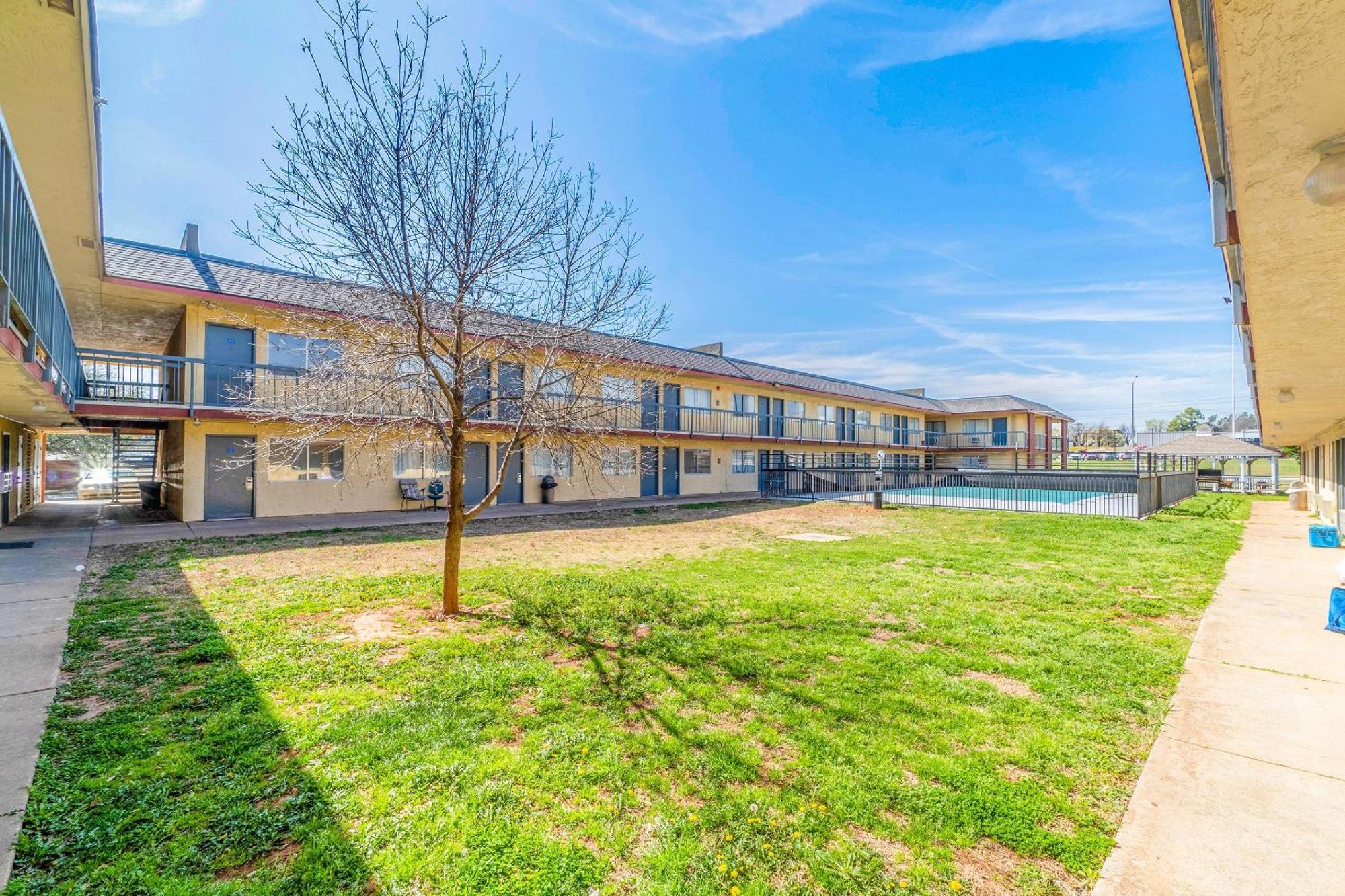 Castle Inn & Suites By Oyo Chickasha Bagian luar foto