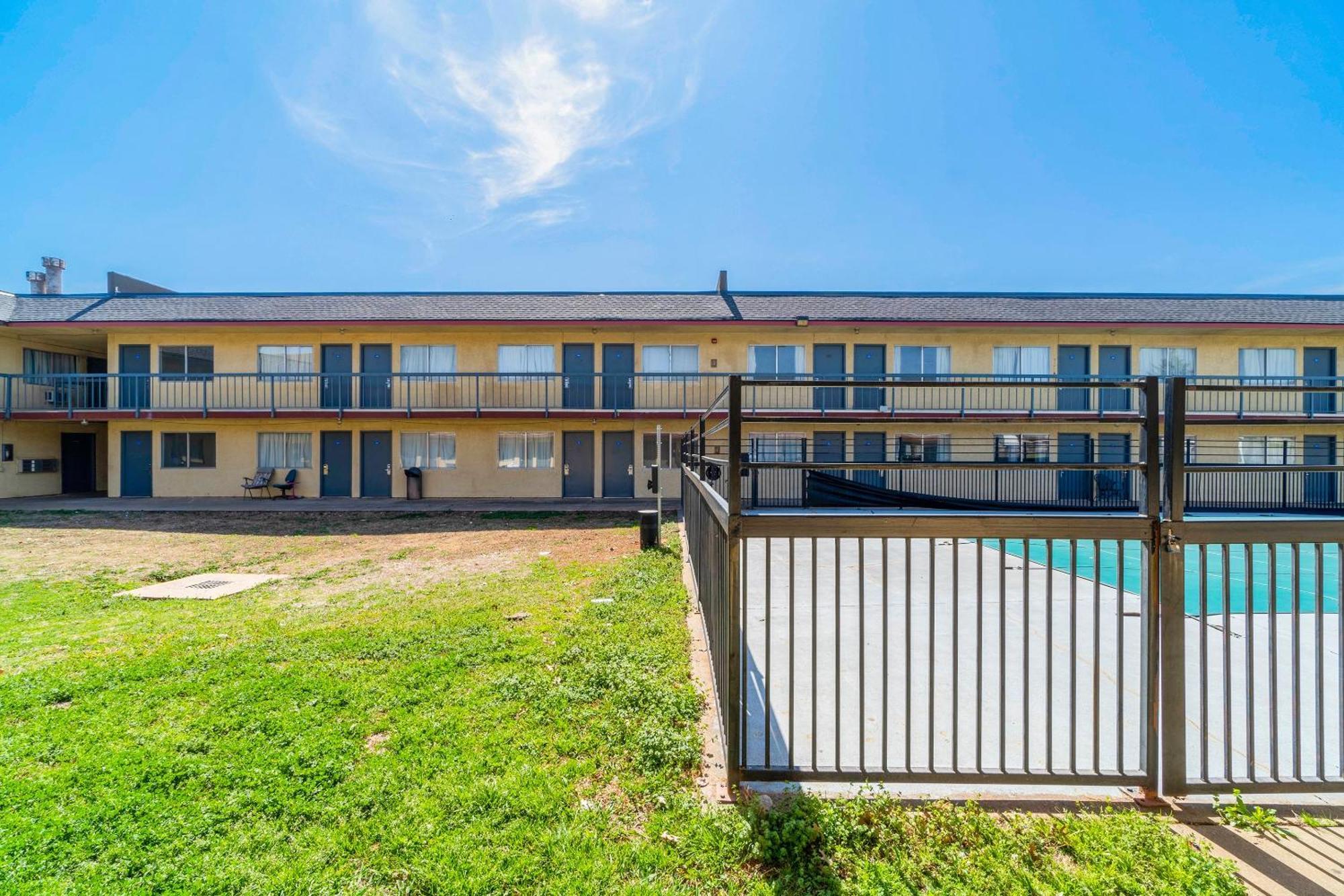 Castle Inn & Suites By Oyo Chickasha Bagian luar foto