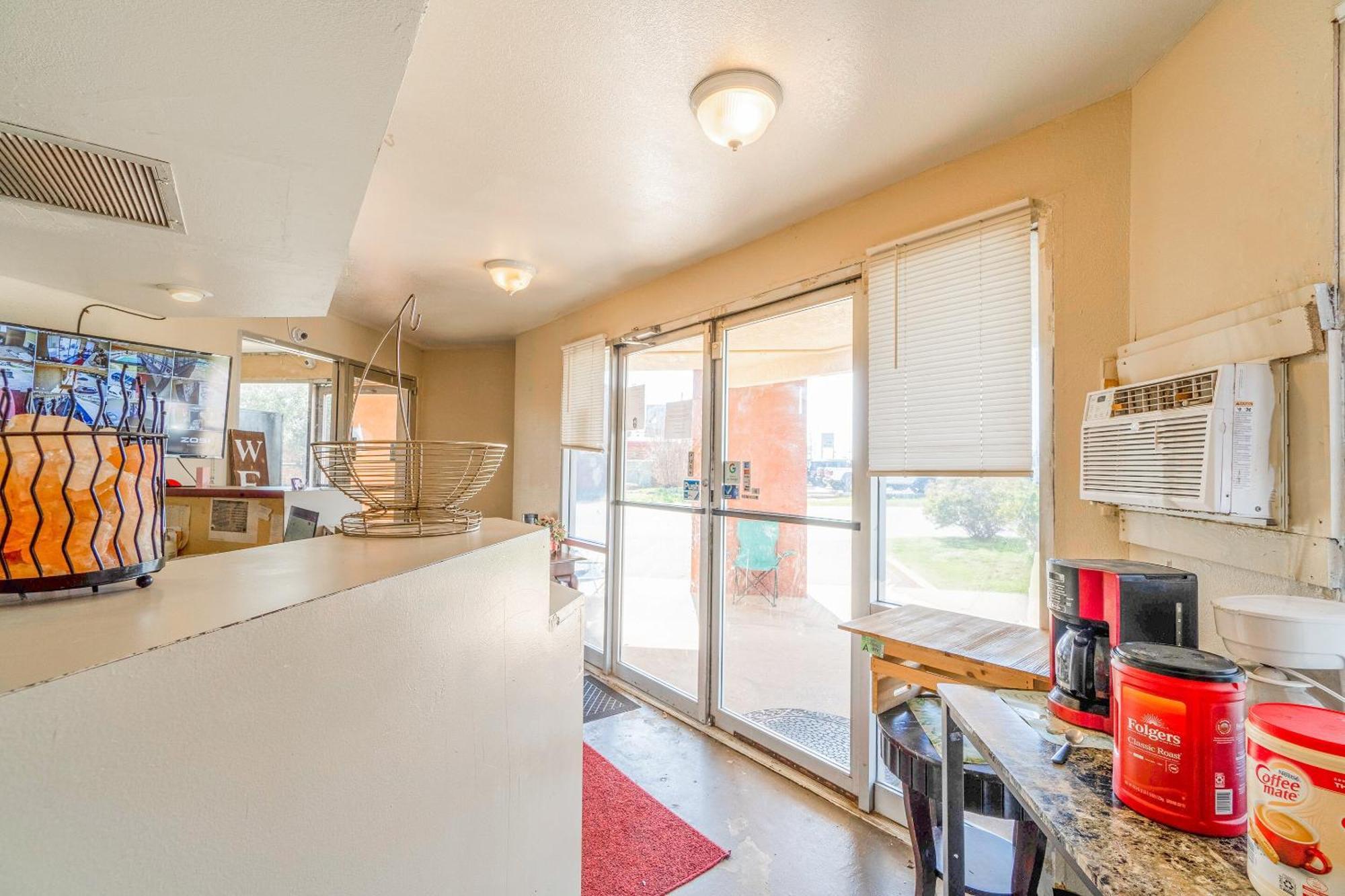Castle Inn & Suites By Oyo Chickasha Bagian luar foto