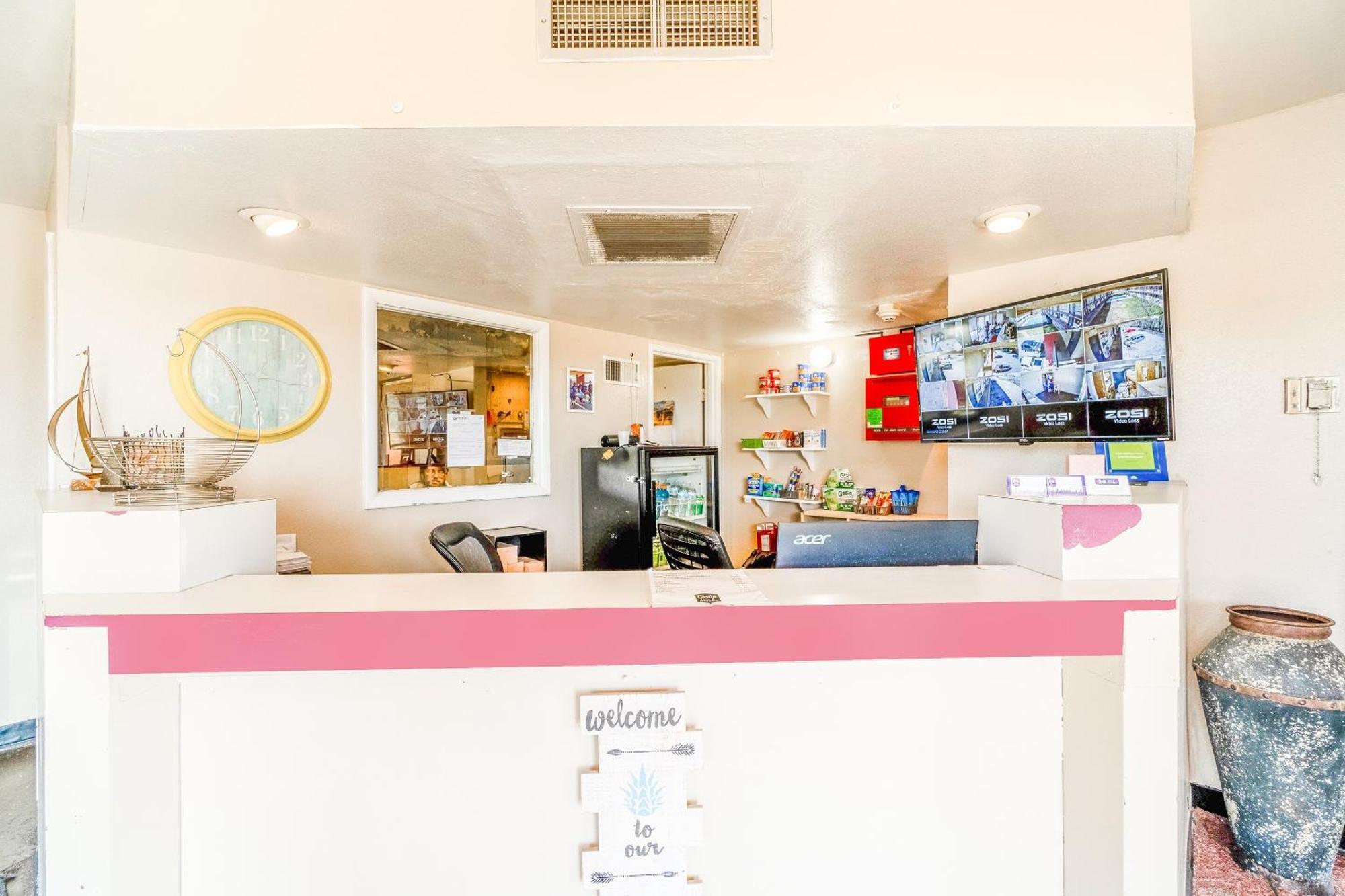Castle Inn & Suites By Oyo Chickasha Bagian luar foto