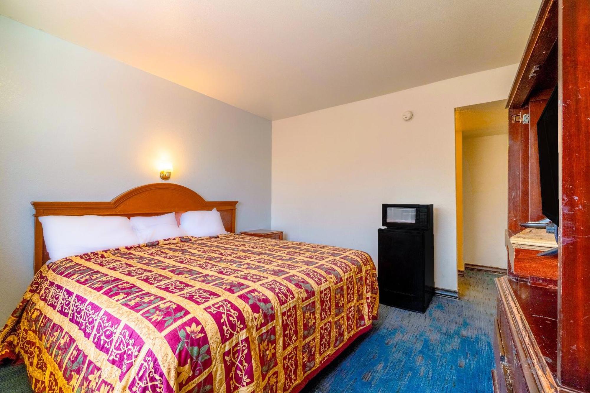 Castle Inn & Suites By Oyo Chickasha Bagian luar foto
