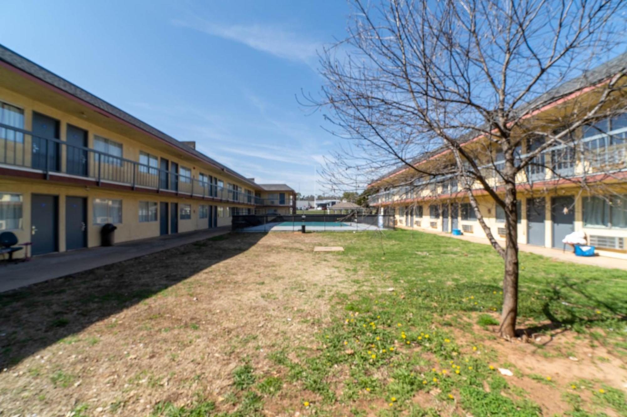 Castle Inn & Suites By Oyo Chickasha Bagian luar foto