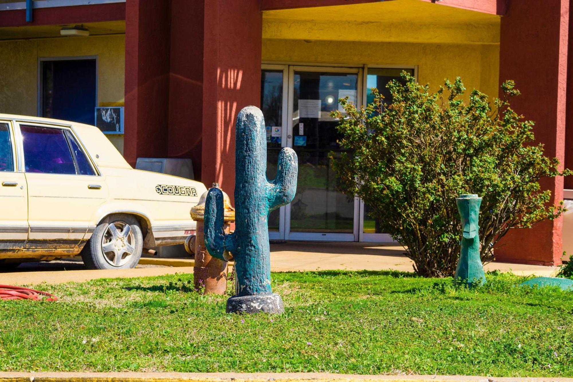 Castle Inn & Suites By Oyo Chickasha Bagian luar foto