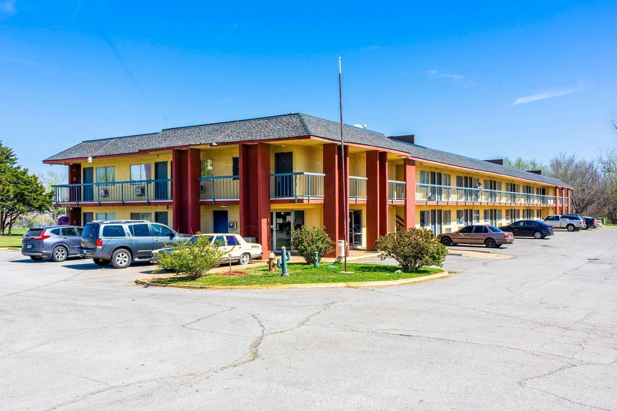 Castle Inn & Suites By Oyo Chickasha Bagian luar foto