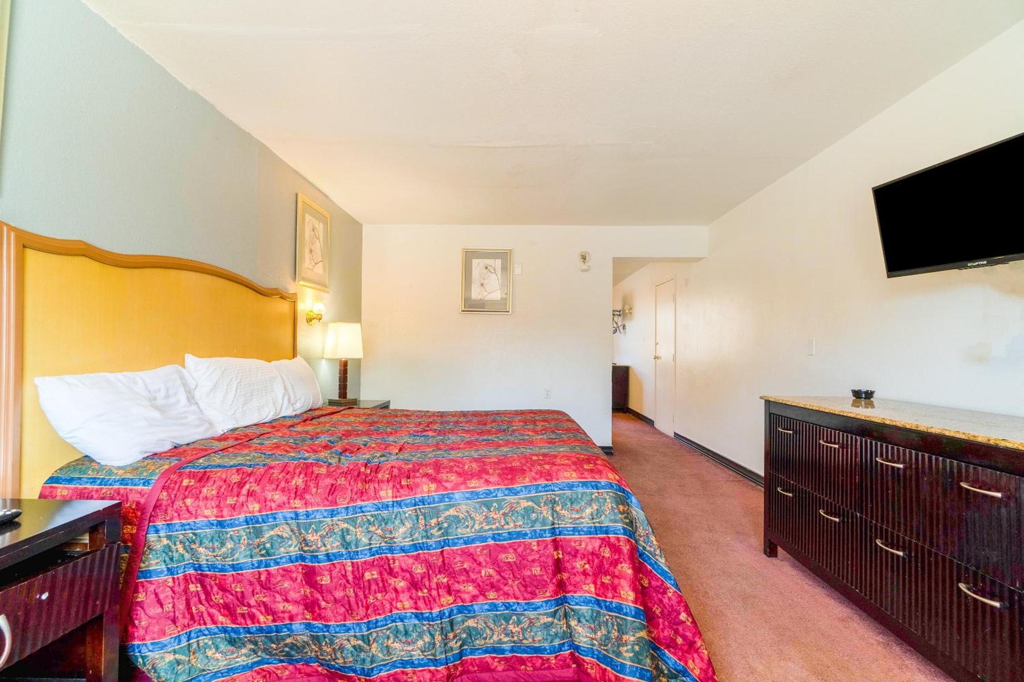 Castle Inn & Suites By Oyo Chickasha Bagian luar foto