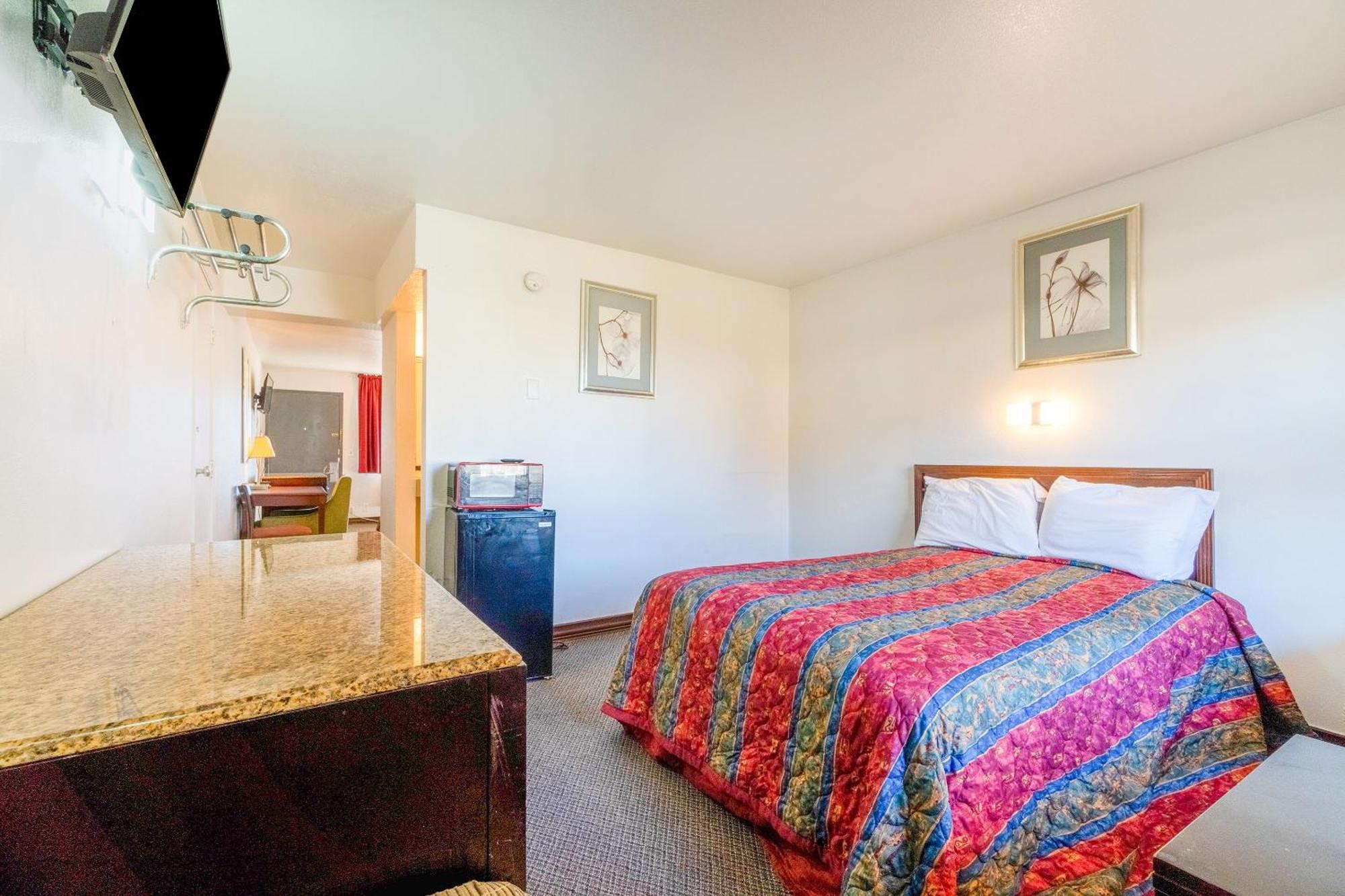 Castle Inn & Suites By Oyo Chickasha Bagian luar foto