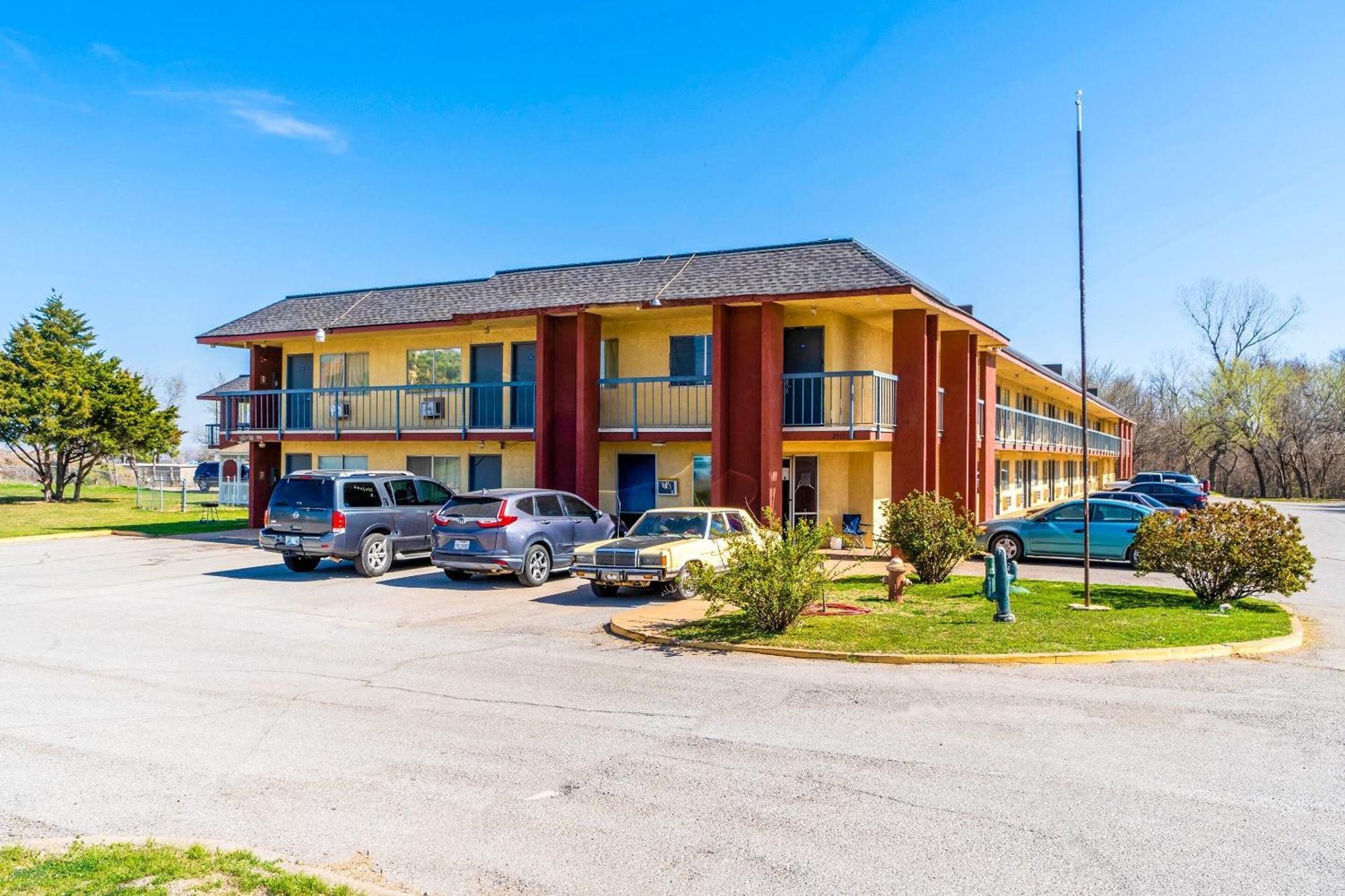 Castle Inn & Suites By Oyo Chickasha Bagian luar foto