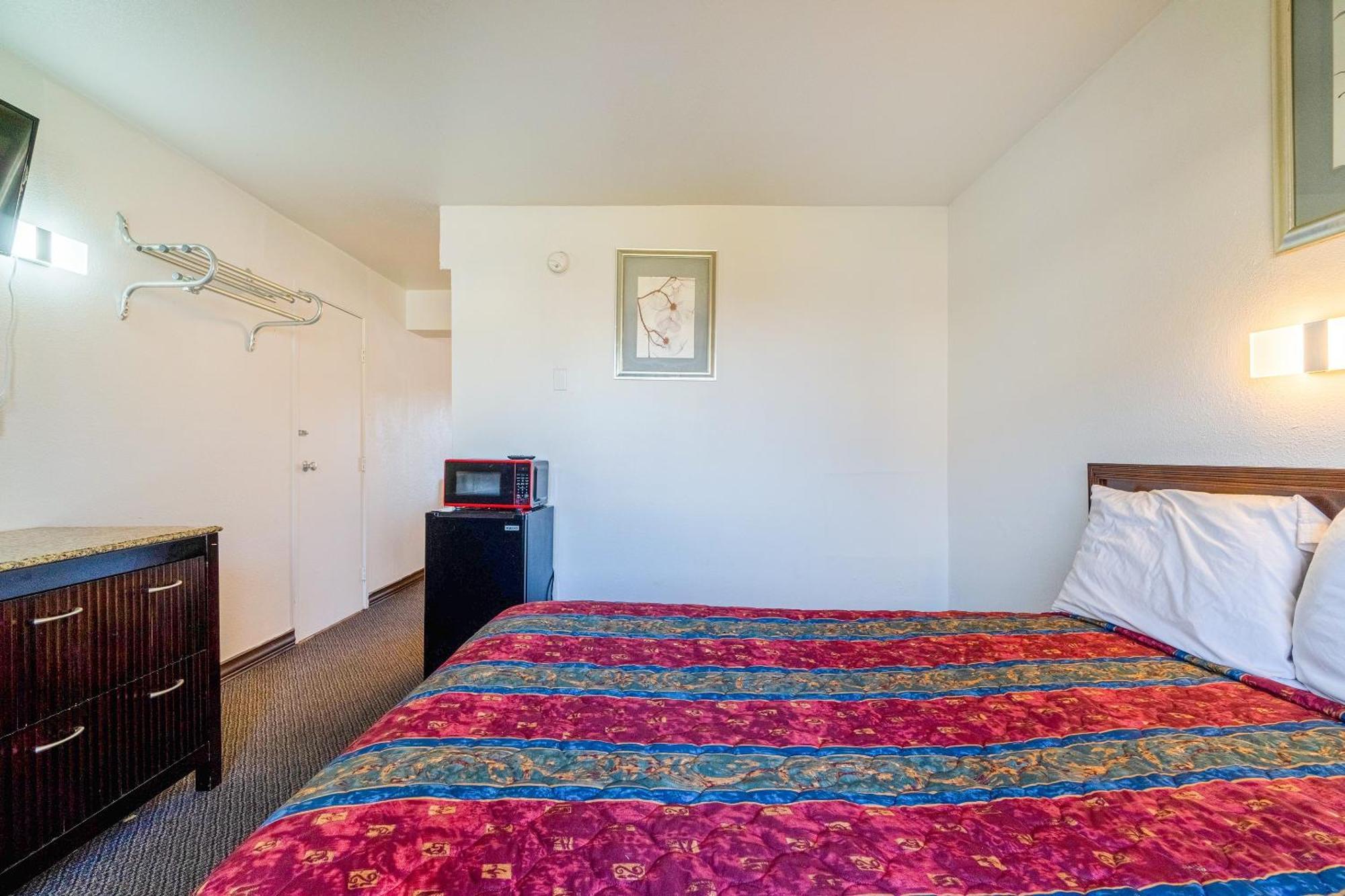 Castle Inn & Suites By Oyo Chickasha Bagian luar foto