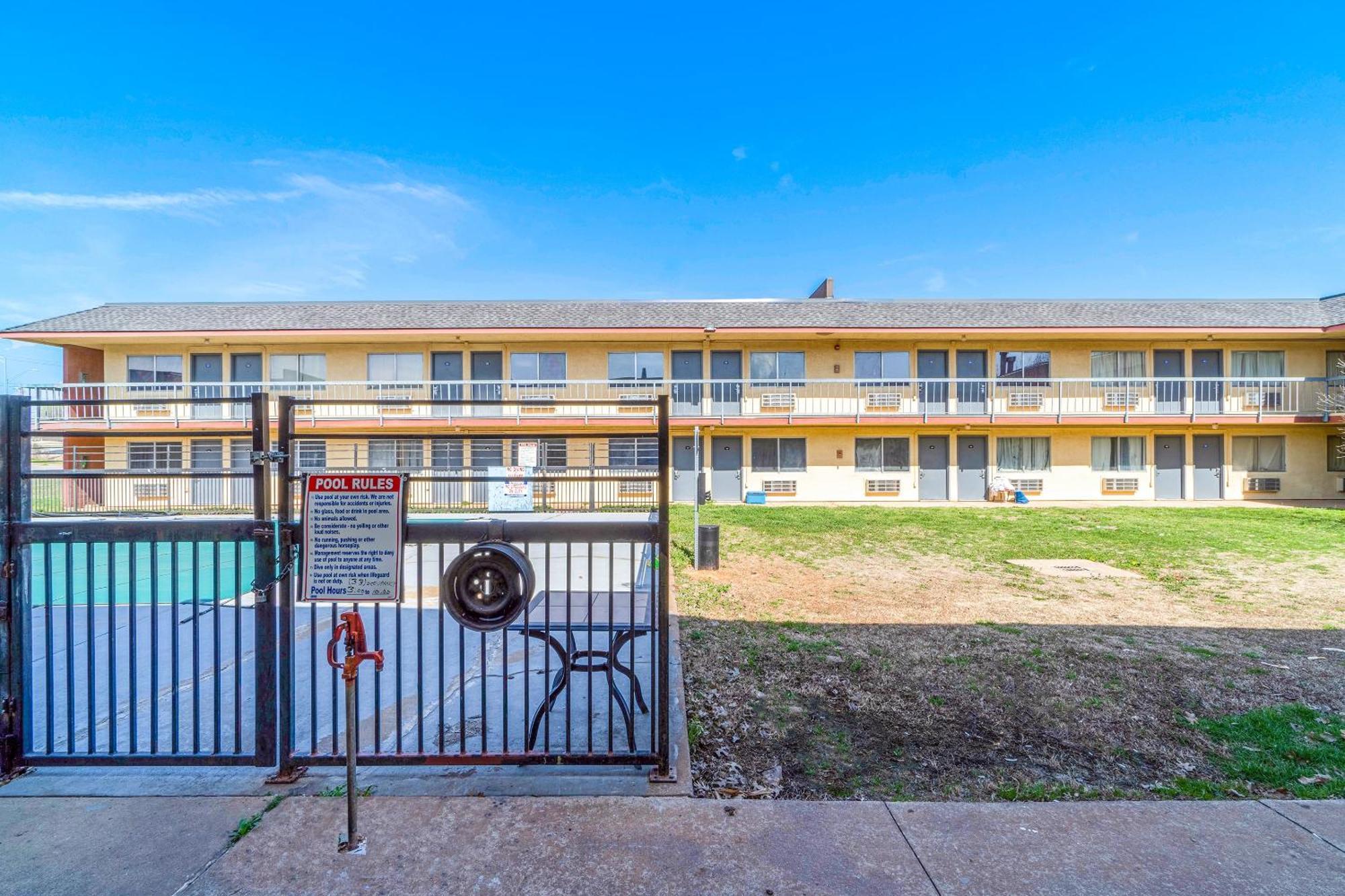 Castle Inn & Suites By Oyo Chickasha Bagian luar foto