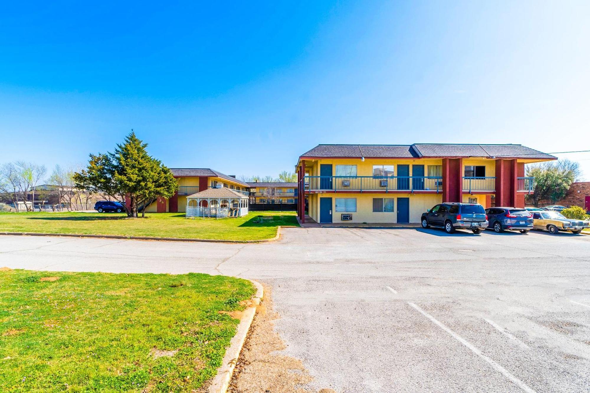 Castle Inn & Suites By Oyo Chickasha Bagian luar foto