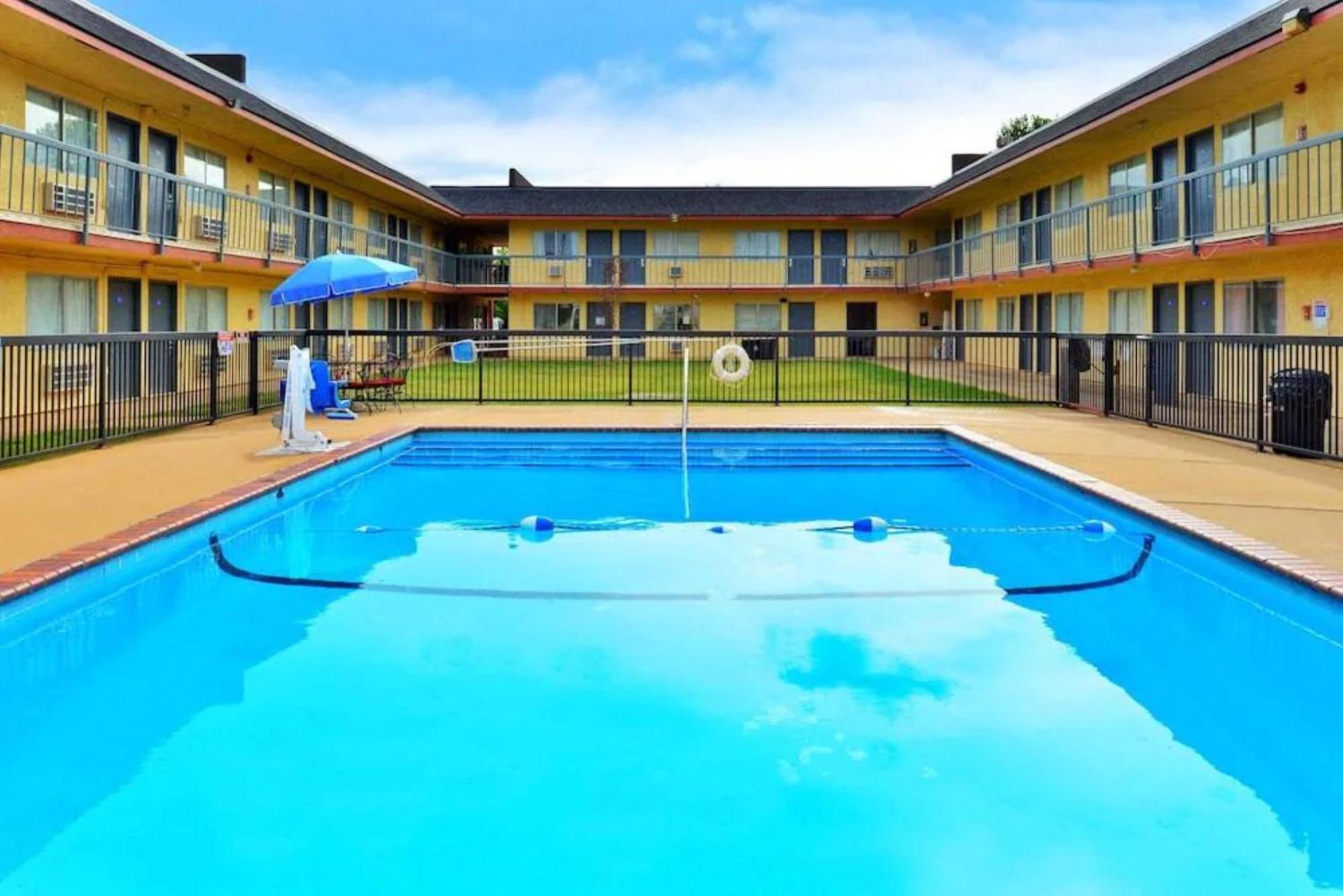 Castle Inn & Suites By Oyo Chickasha Bagian luar foto
